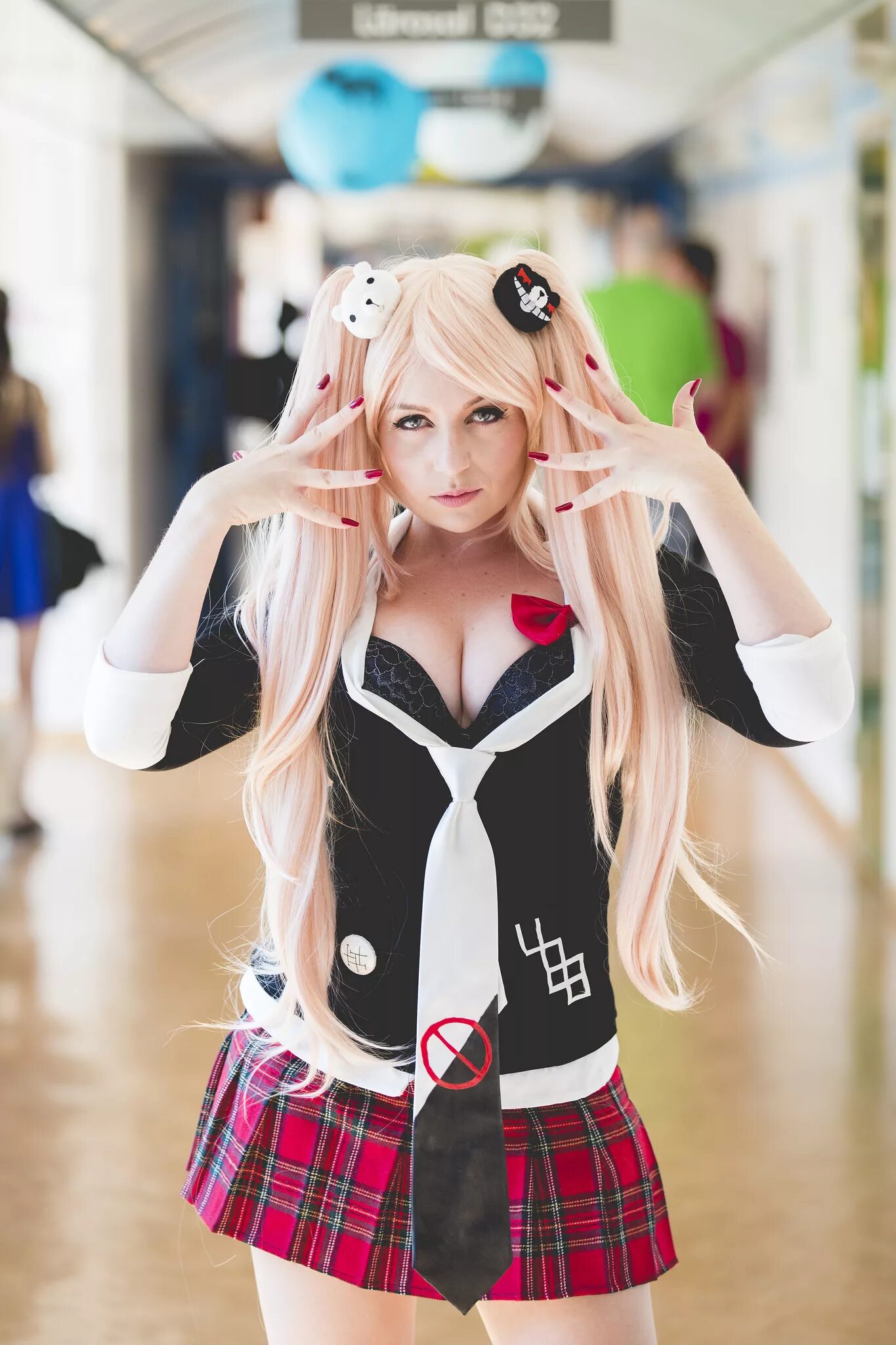 Cosplay school. Джунко Эношима косплей. Косплей Данганронпа Джунко. Junko Enoshima косплеерша. Джунко ронпа косплей.