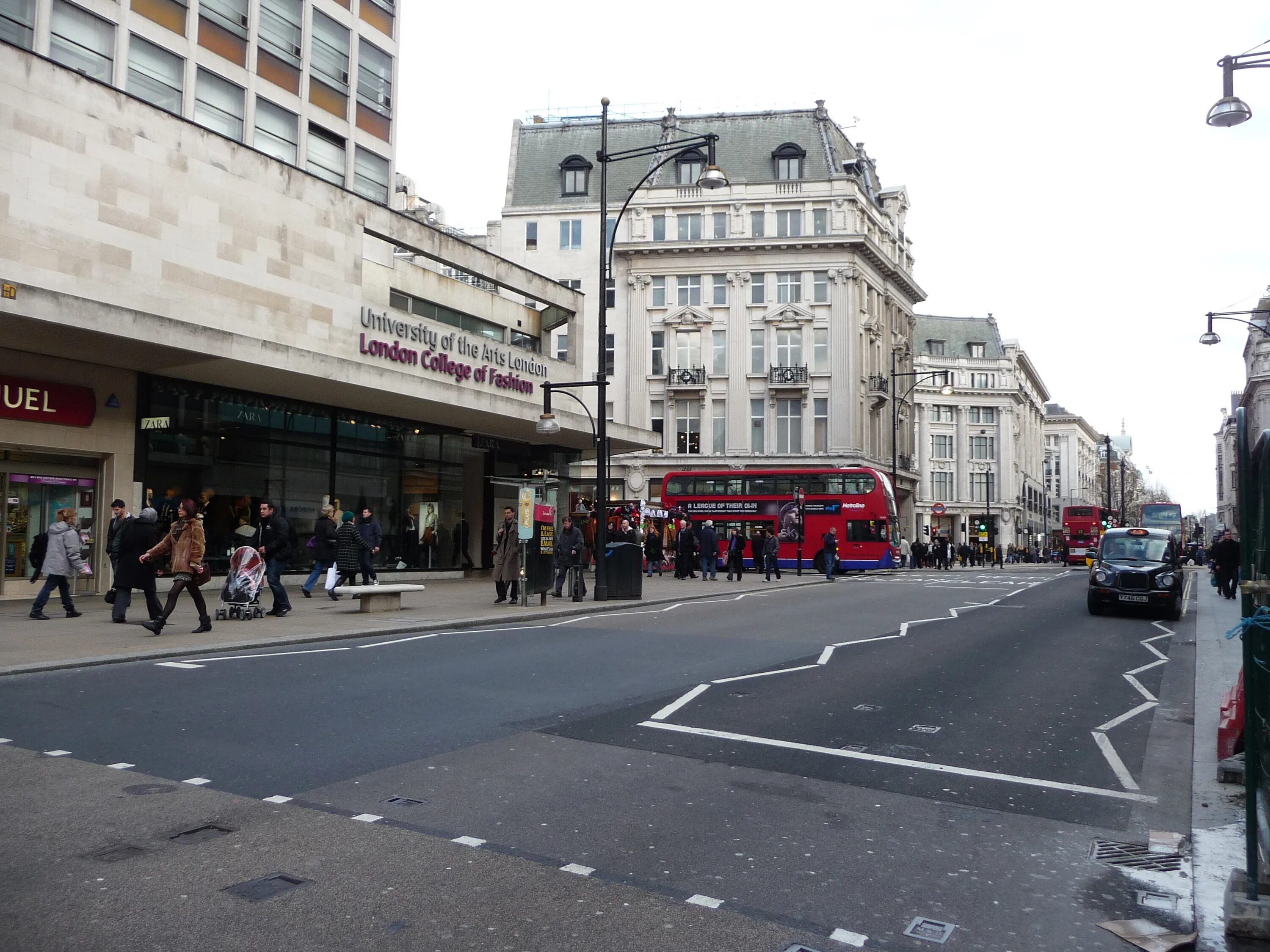 Оксфорд-стрит в Лондоне. Магазины на улице Оксфорд стрит. Oxford Street London Nike. 14 Oxford Street London. Oxford street shopping