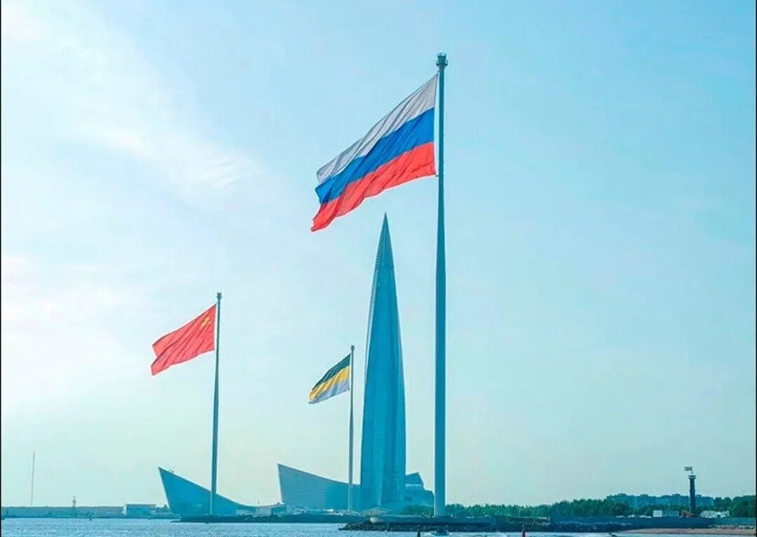 Какого размера флаги у лахта. Флагшток сср парк 300 летия санкт-петербурга. флаги в парке 300 летия спб. три флага в санкт-петербурге лахта центр.