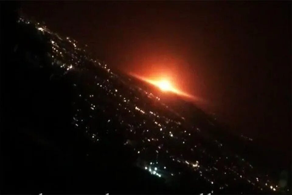 Что взорвалось в небе. Зарево в небе от взрыва. вспышка в небе. оранжевое зарево ночью в небе.