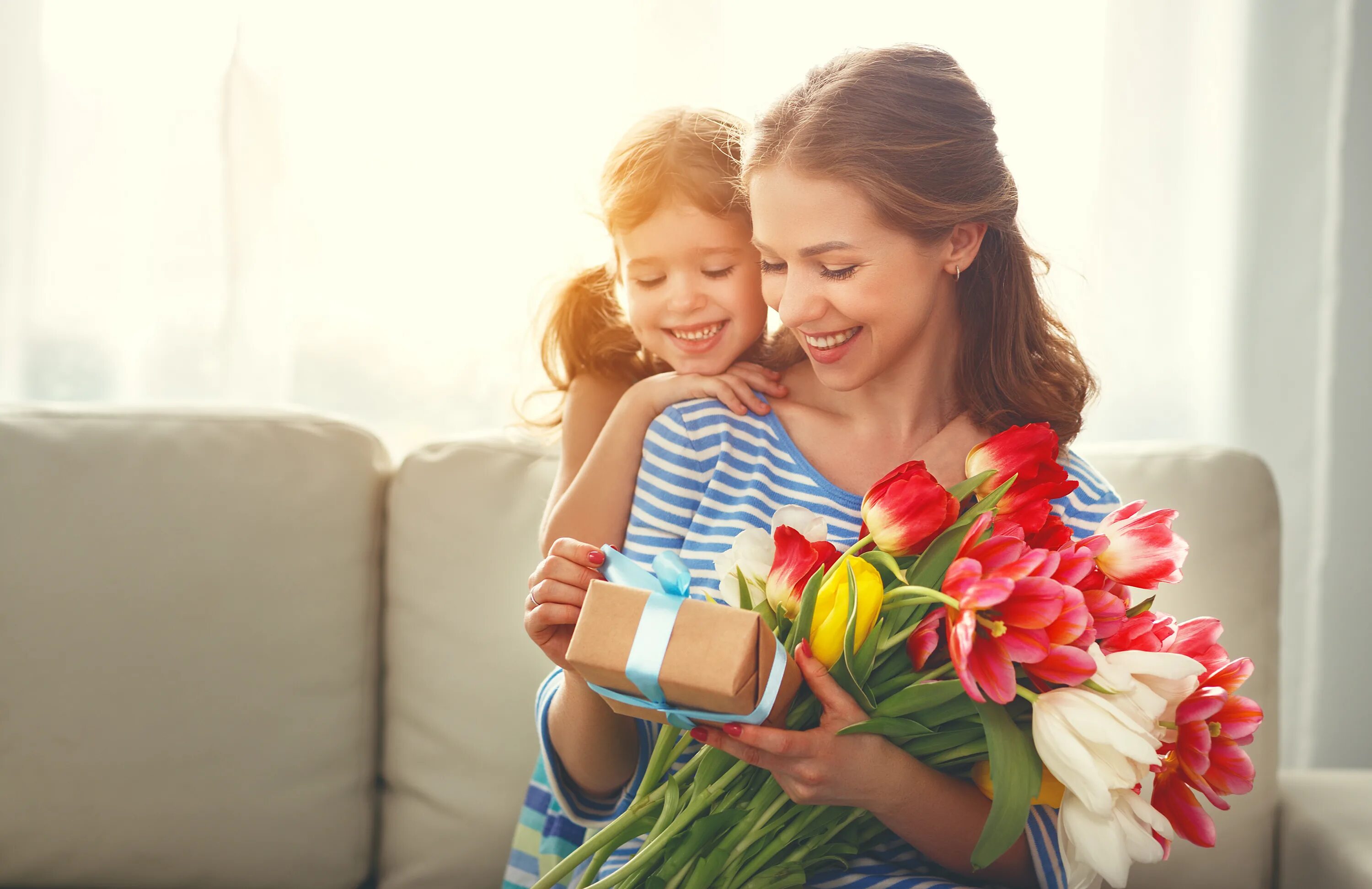Маме дарят цветы. Ребенок дарит цветы маме. Дочка дарит подарок маме.