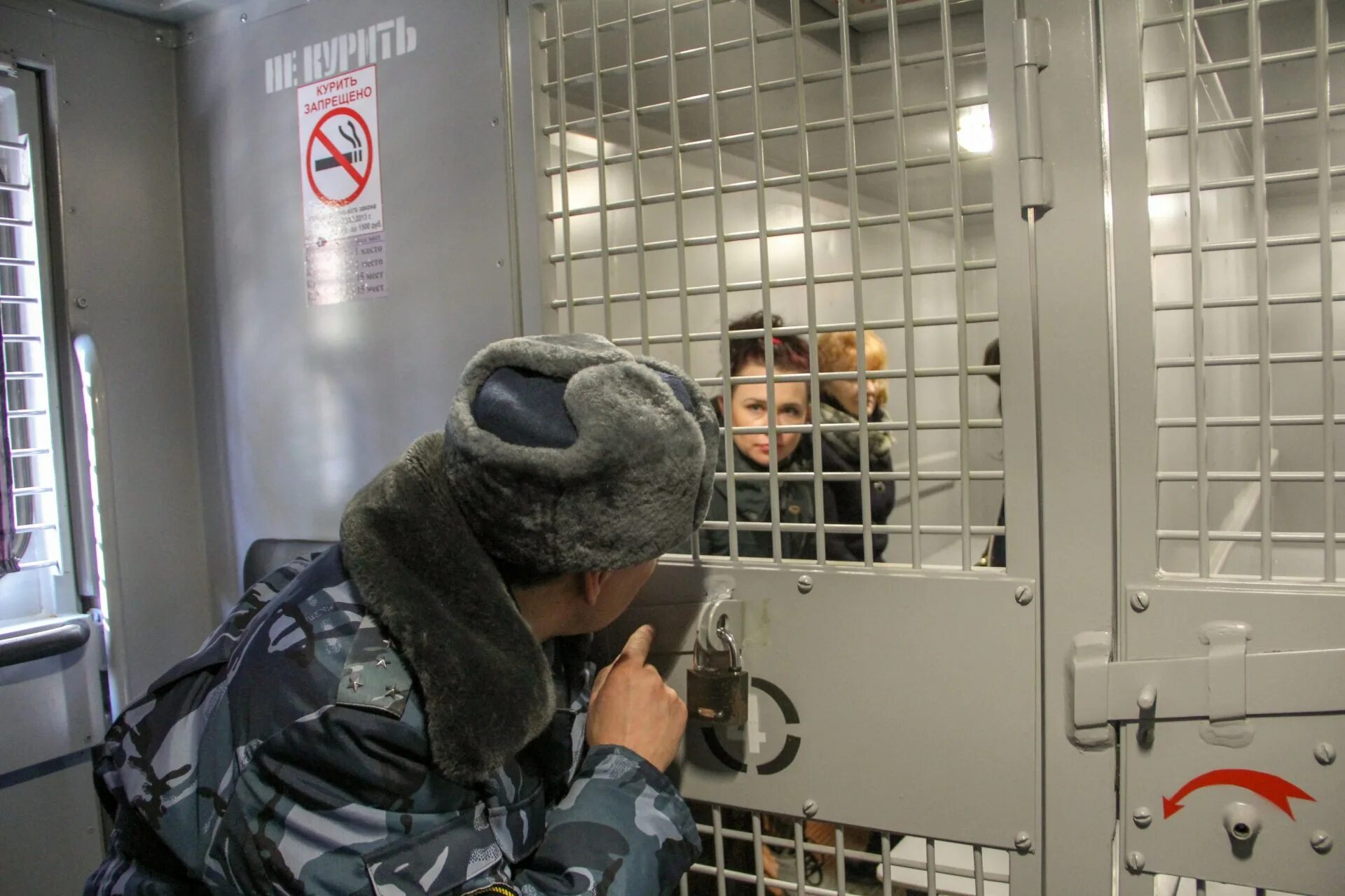 Как перевозят заключенных