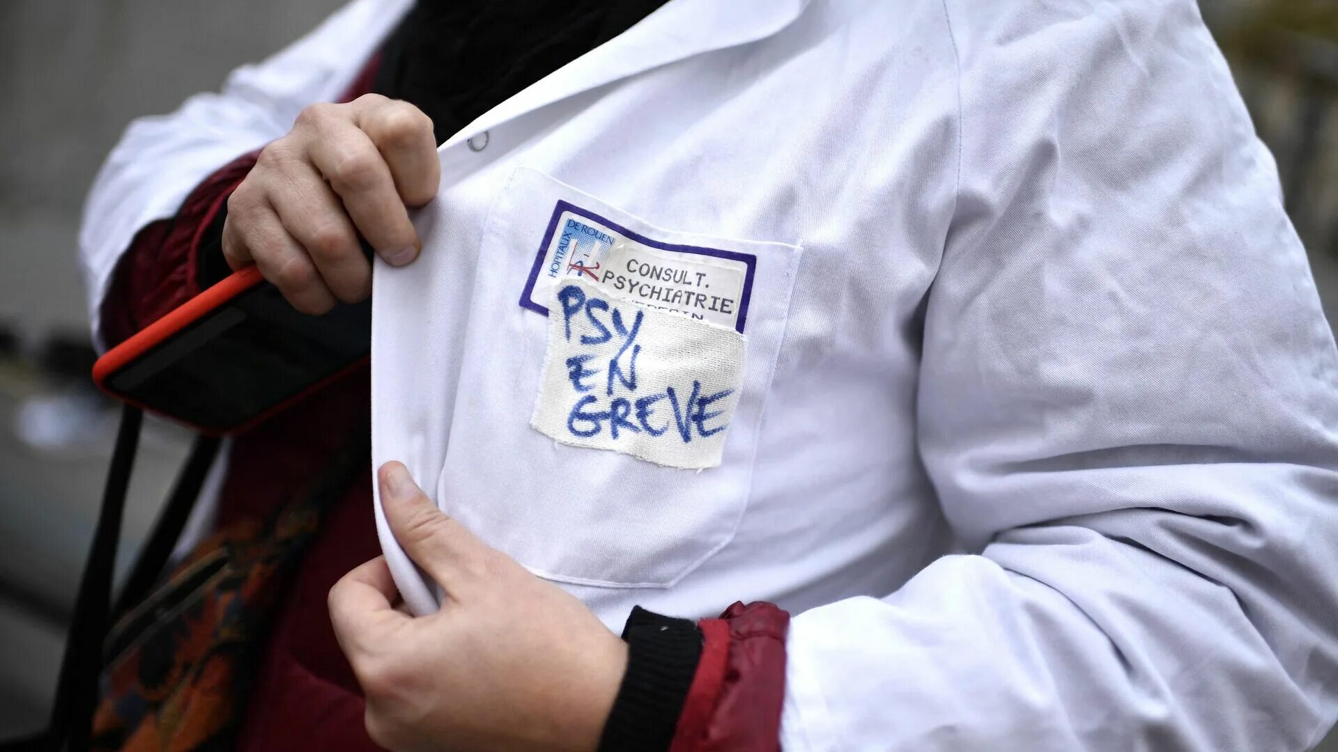 Протест медиков и соцработников в Париже. Куртка работника психиатрии.