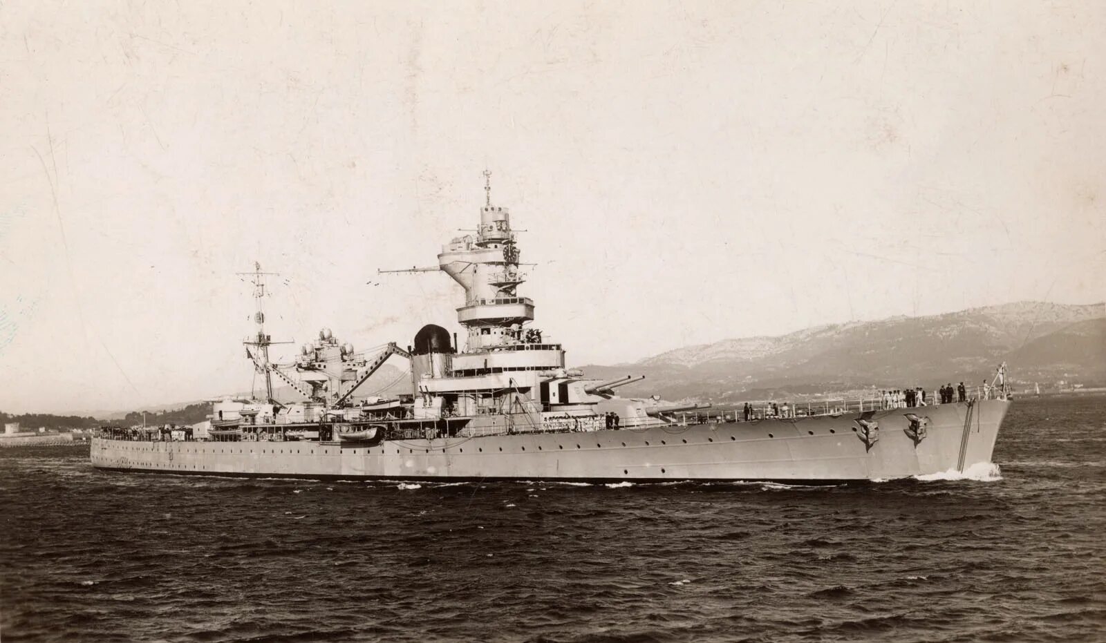 Запрос крейсер линкор. Линейный крейсер рипалс ринаун вид сбоку. Запрос крейсер линкор. Запрос крейсер линкор. Линкор гебен.