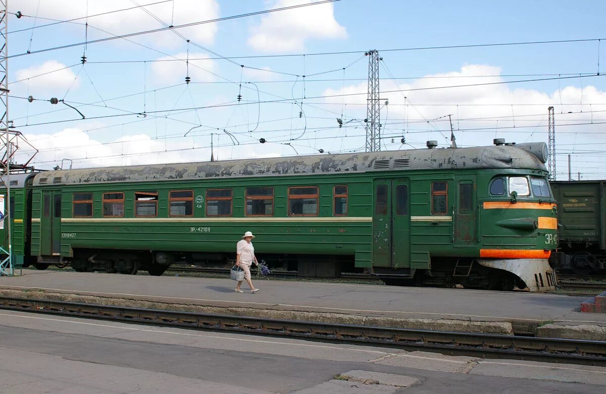 Др1 дизель-поезд. Эр2 головной вагон сбоку. Вагоны 19-д001. Эн3 2000 год. Др1а кабина.