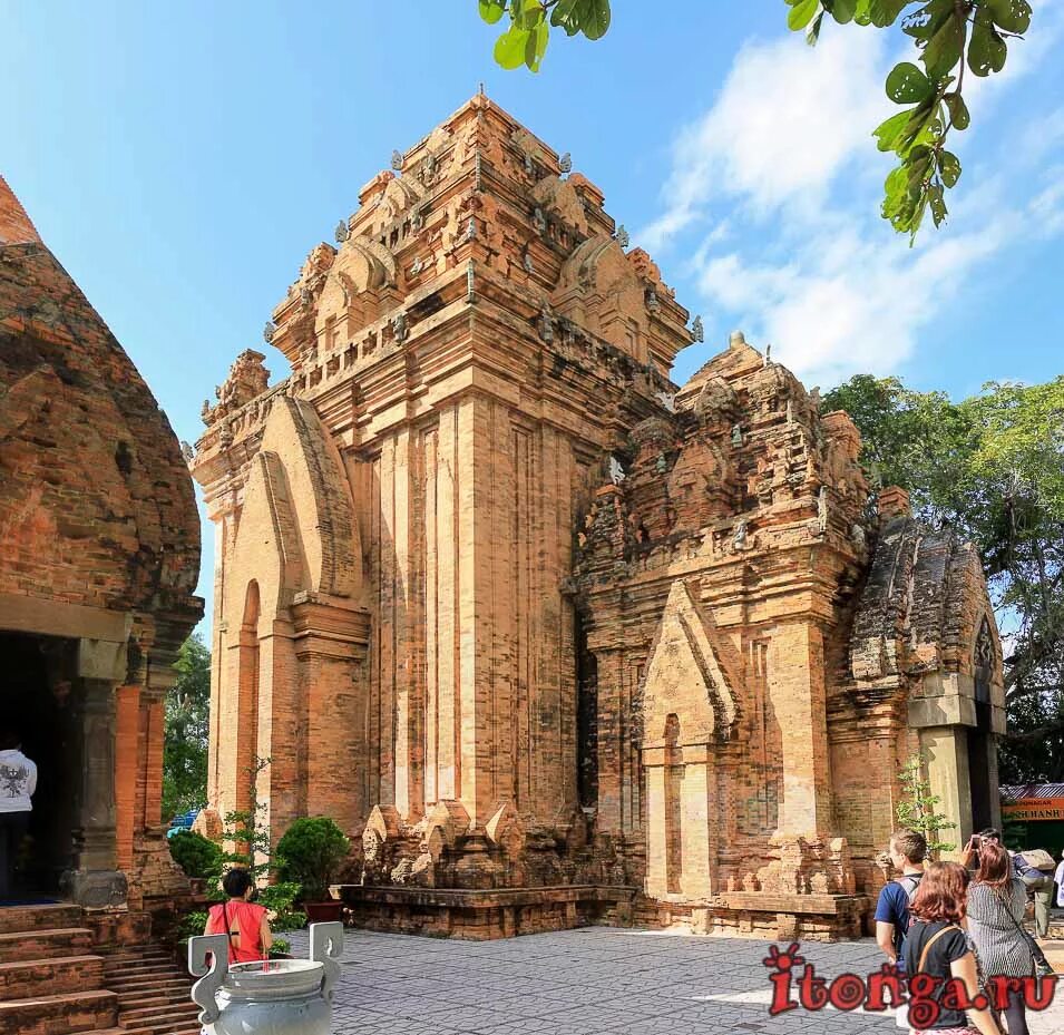 Вьетнам башни понагар. Храмовый комплекс понагар вьетнам. Чамские башни нячанг. Вьетнам башни понагар. Храм богини по нагар нячанг.