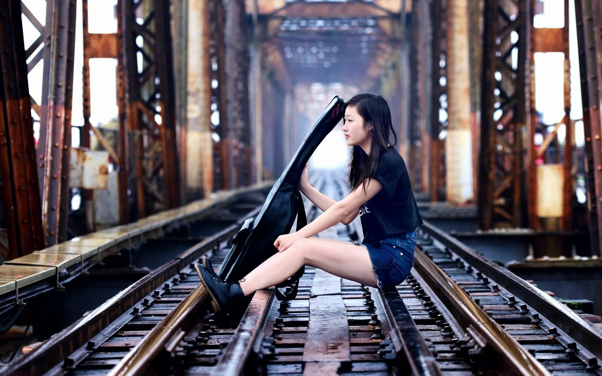 Женщины на железной дороге. Девушка на железной дороге. Фотосессия на железнодорожных путях. Фотосессия на рельсах. Фотосет на железной дороге.