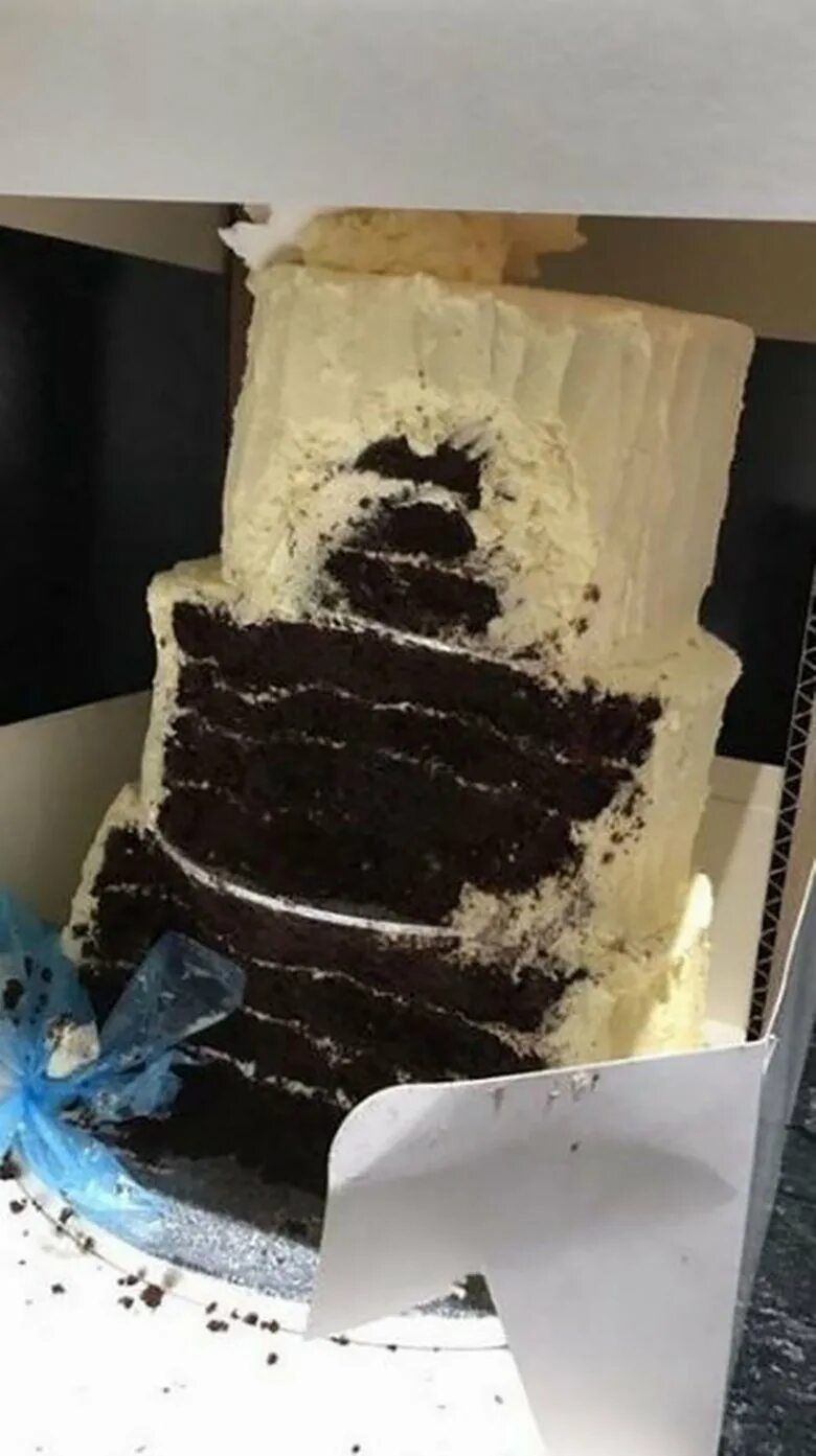 Почему трескается торт. Сломанный торт. Треснутый торт. Торт треснул.