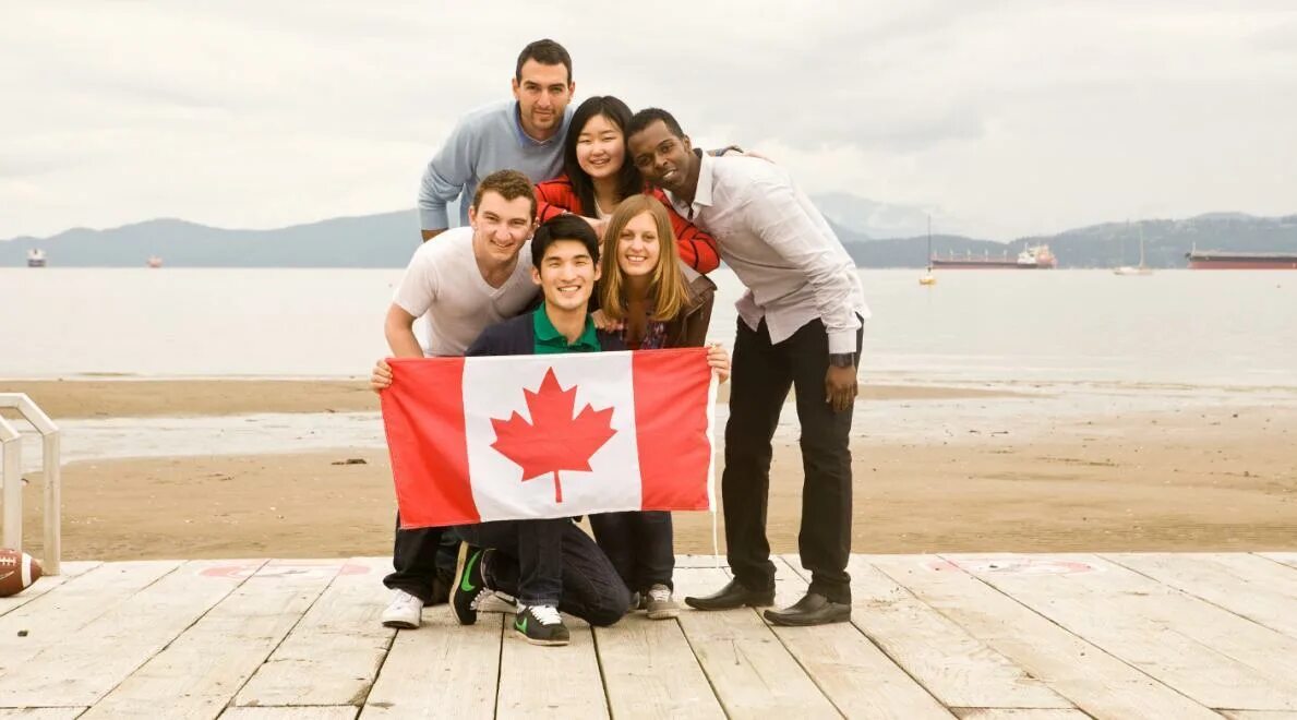 семья в красивом доме. семья у телевизора. They living. семья в комнате. They living.