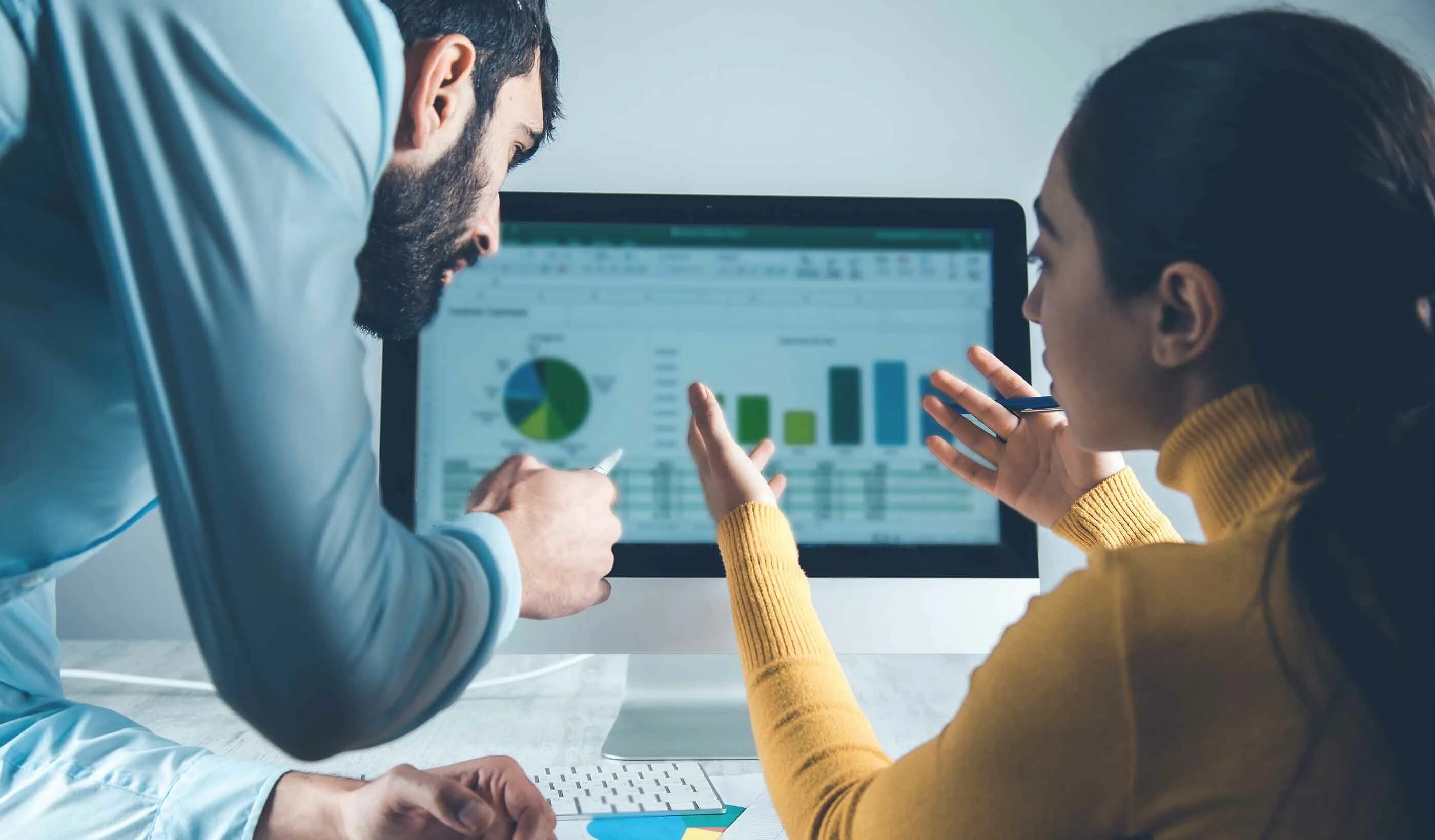 Банковская карта компьютер. Платежи через компьютер. Аутсорсинг it инфраструктуры. Banking and computers. Оплата в интернете.