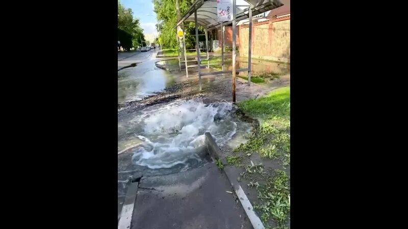 Прорыв трубы с горячей водой. Прорвало воду на улице. Вода в ростове на улицах течет. Прорыв трубы водоснабжения. Прорыв трубы на улице.