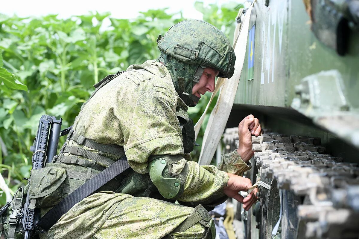 Украинские военные. Военная операция. Украинские люди военные. Под Славянском солдат РФ. Армейская операция