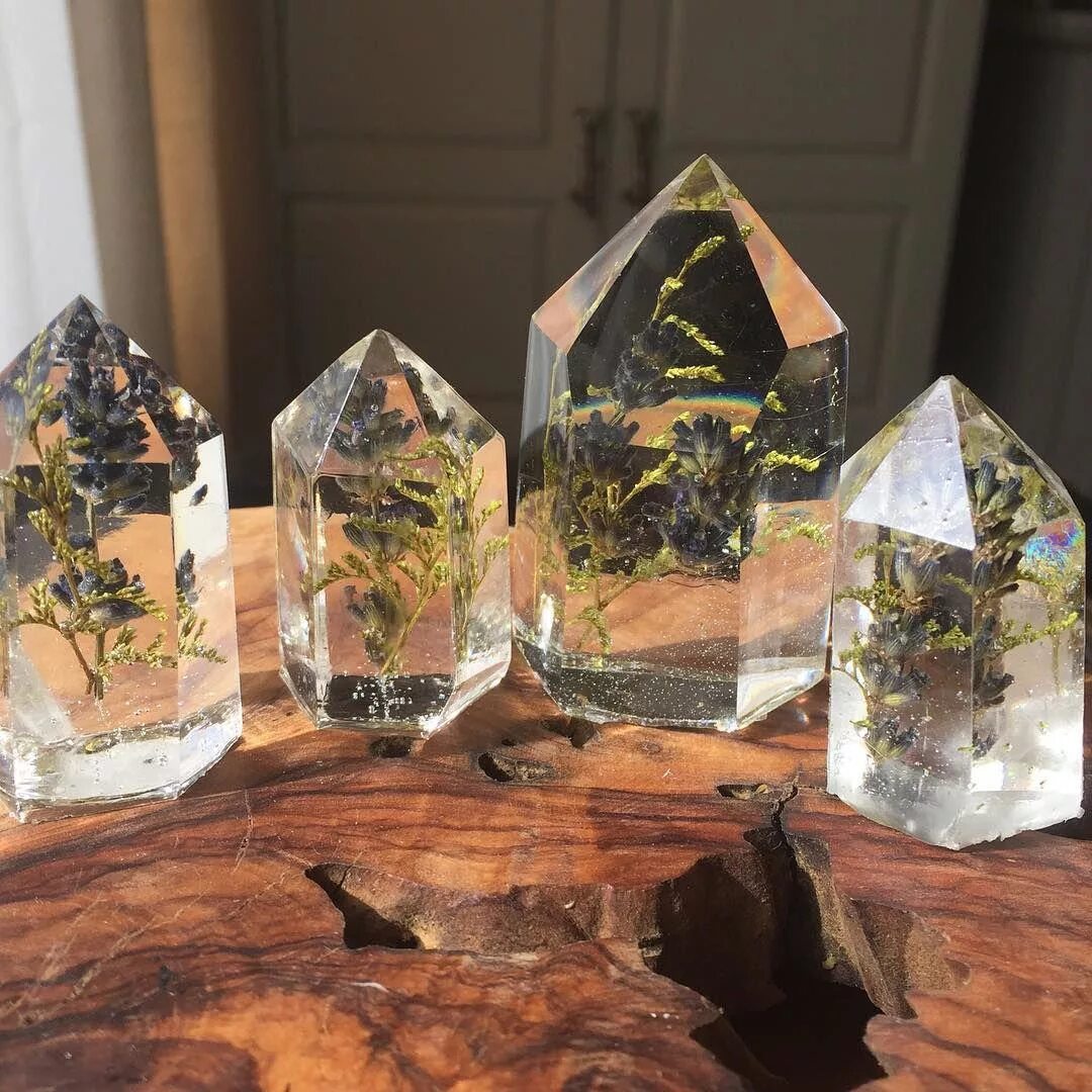 товары из эпоксидной смолы. эпоксидные украшения. браслет из эпоксидной смолы. цветы из пластмассовых бутылок. прозрачные поделки.