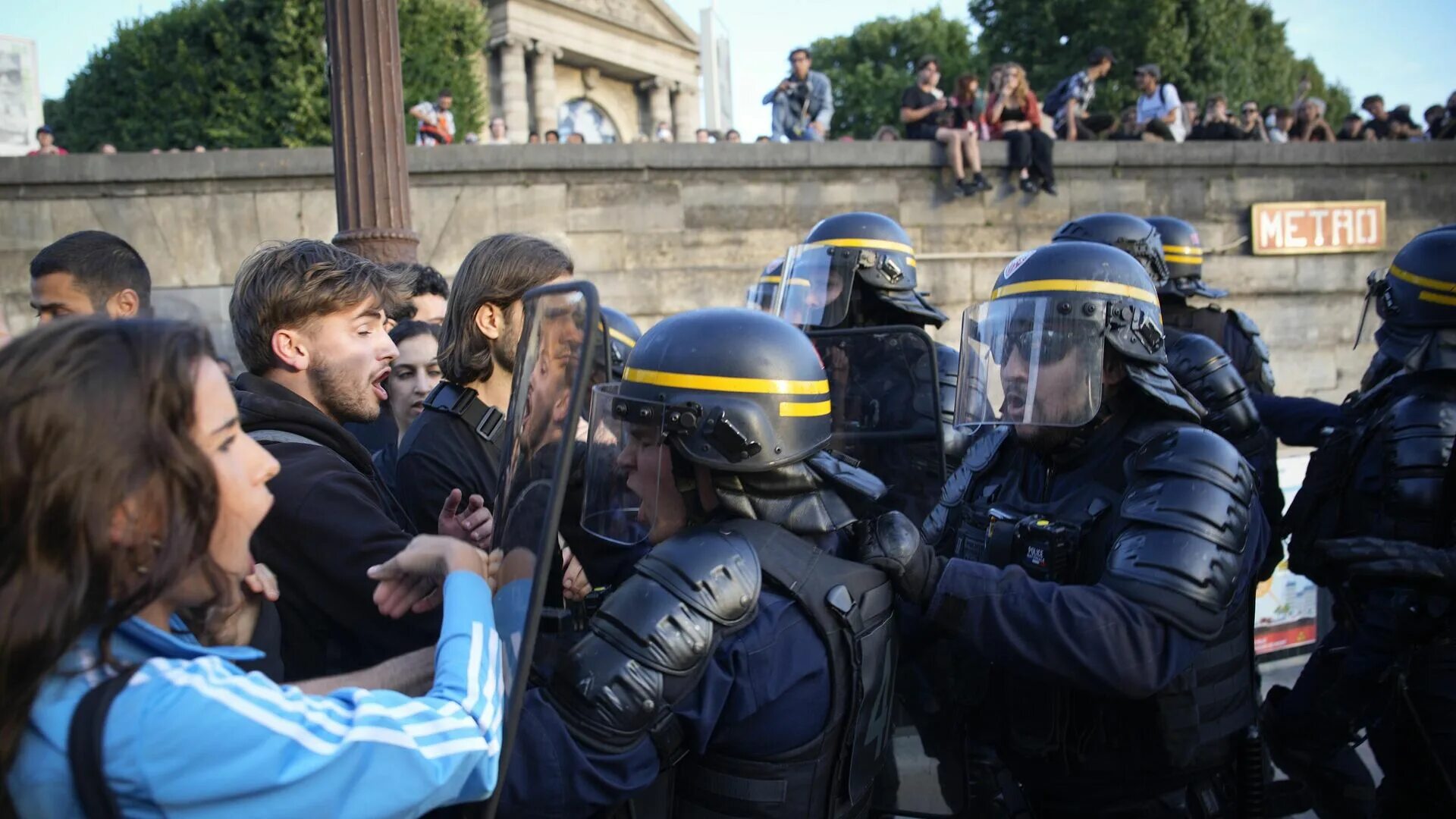 Митинги в париже. Париж массовые беспорядки 2023. Протесты во Франции.
