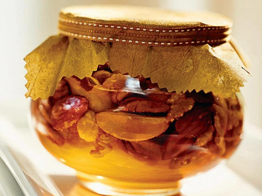 Грецкие орехи с медом и сухофруктами. Мед с орехами. Мёд с орехами и сухофруктами. Мед с орехами баночка. Ягоды в меду и орешками.