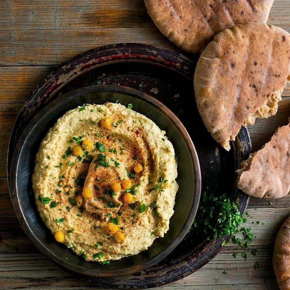 Хумус израильская кухня. Нут хумус. Хумус с фокачо. Хумус в лаваше. День хумуса.