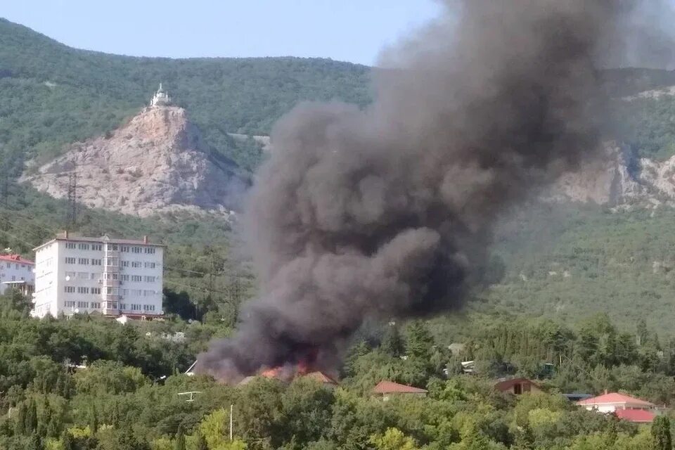 Что горит в крыму сегодня. Кемпинг крым форос. ялта форос лагерь. новый лагерь в крыму форос. крым горит.