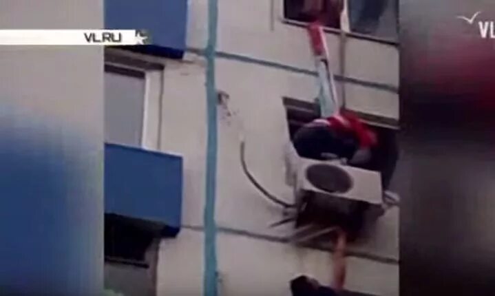 Ребенок падает из окна. Выпал ребёнок из окна 9 этажа. В чите ребенок выпал из окна 9 этажа. Двухлетний ребенок выпал из окна. Ребенок в гатчине выпал из окна.