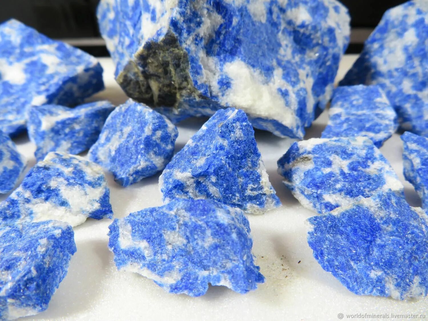 ларимар минерал. морские минералы. ляпис лазурит камень необработанный. морские минералы. жеода агат аметист.