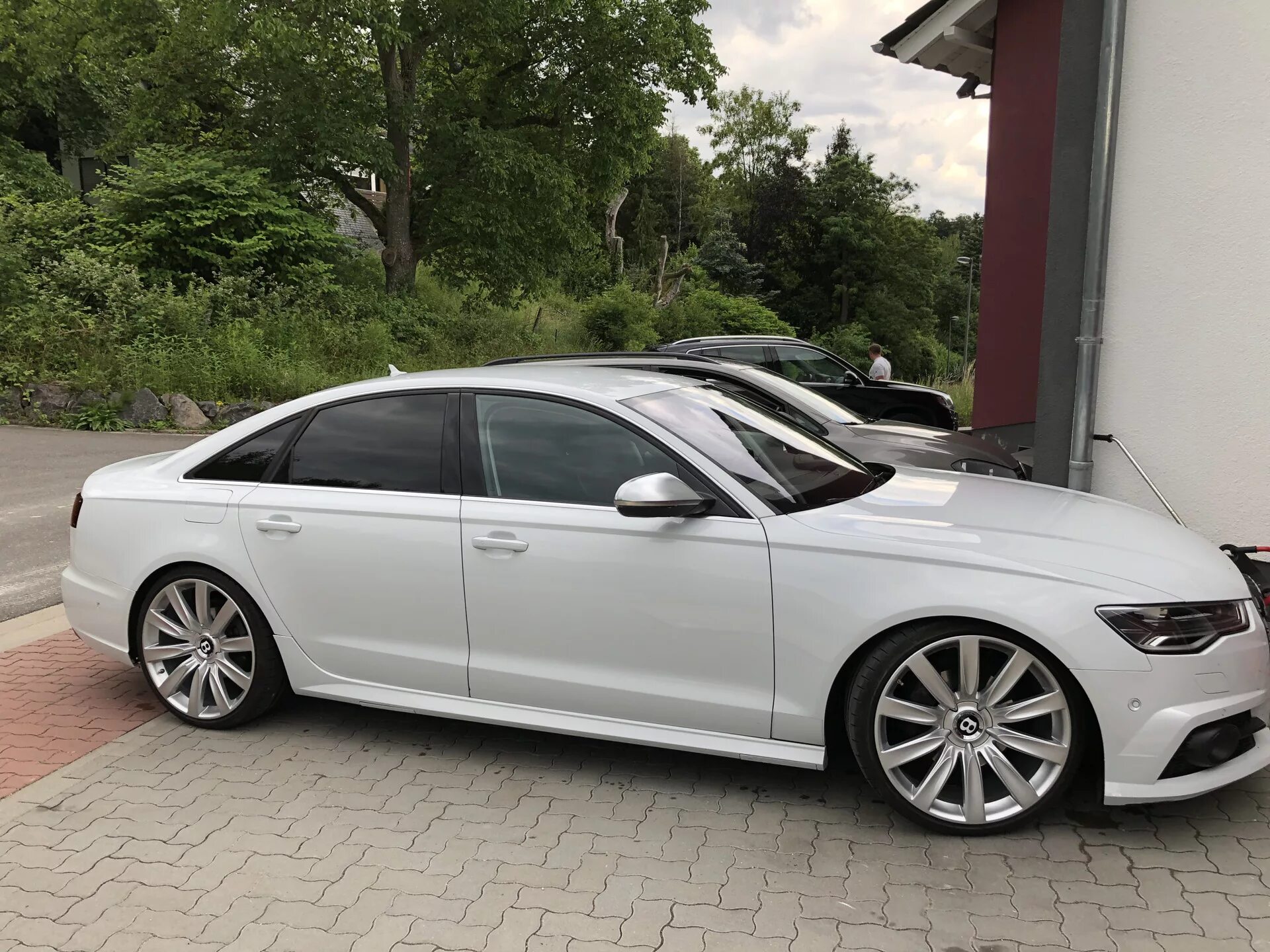 A6 c7 купить. Audi a6 c7 белая. Ауди а6 с7 белая. Audi a6 c7 r19. Audi a6 c7 White.