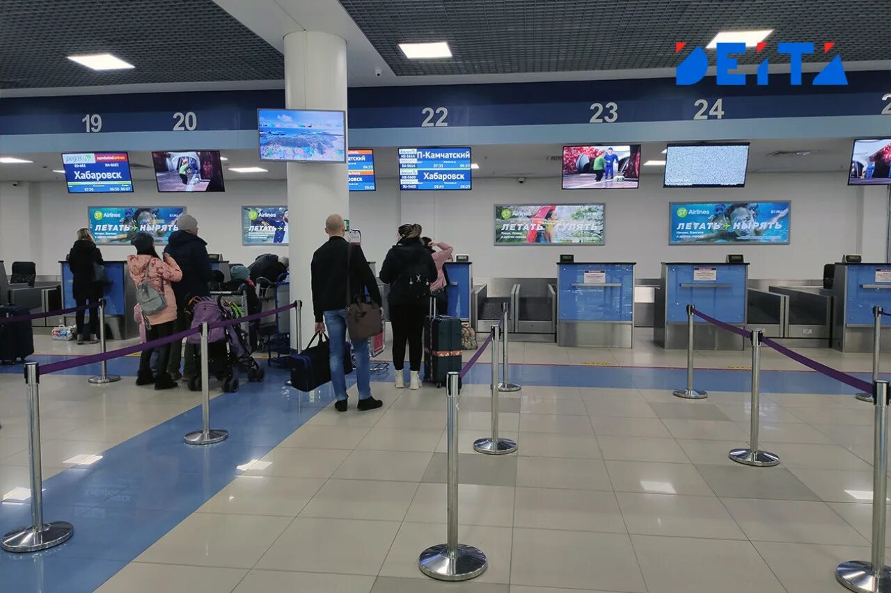 Аэропорт Владивосток. Пассажиры аэропорт Хабаровск. Аэропорт Владивосток стойки регистрации. Аэропорт Владивосток самолеты.