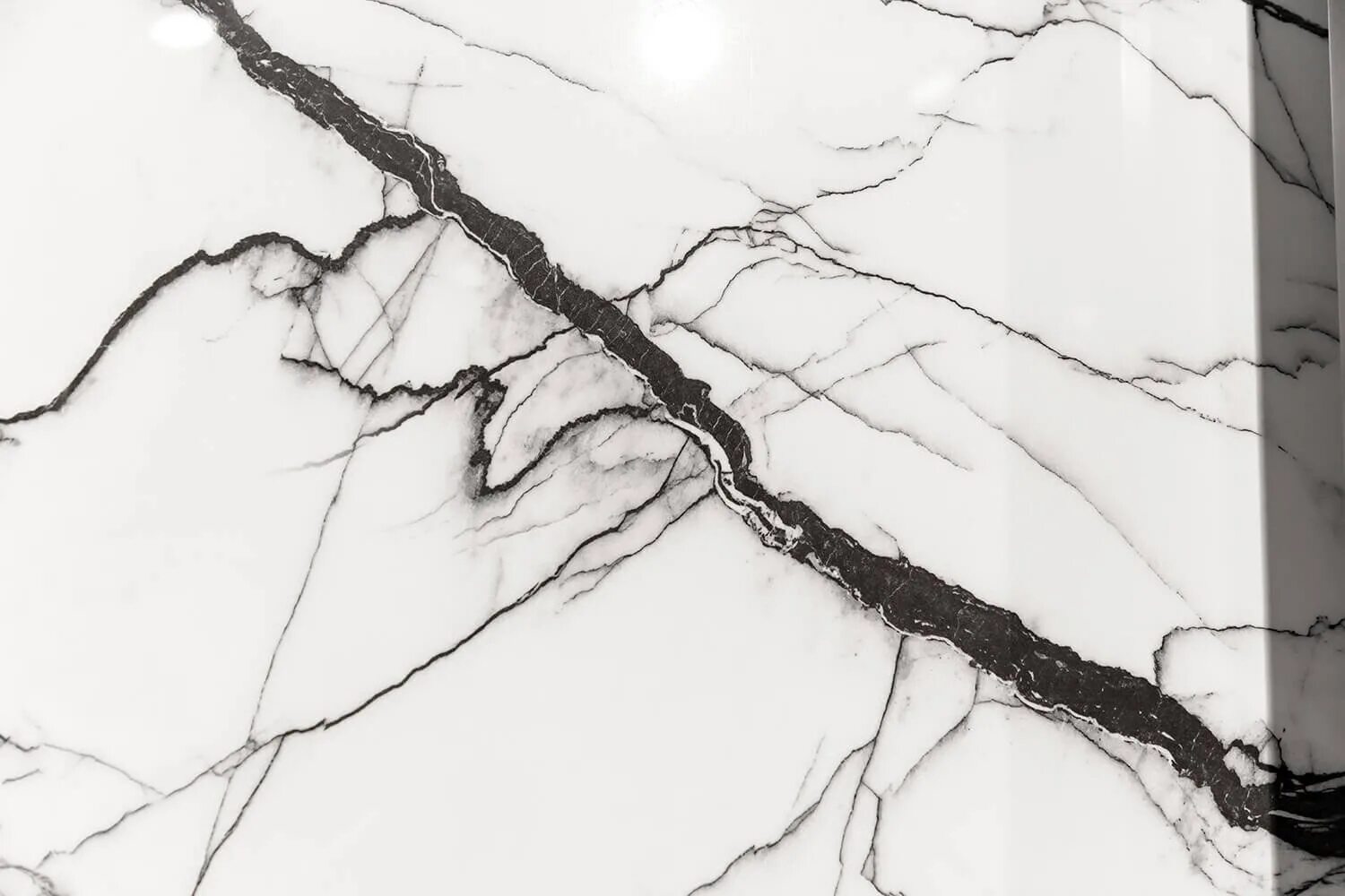 Мраморные обои белые. Калакатта Блэк мрамор. Калакатта Блэк 60 120. Calacatta Black мрамор. Мрамор Калакатта Каррара.