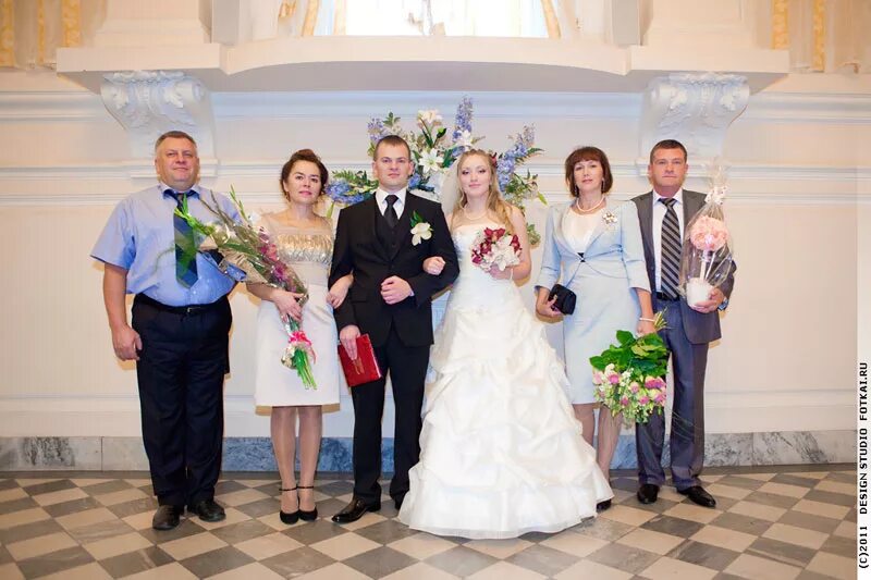 Загс кашин. Встреча родителей с караваем на свадьбе. Загс родители. Встреча молодых из загса. Свадьба пушкинский загс.