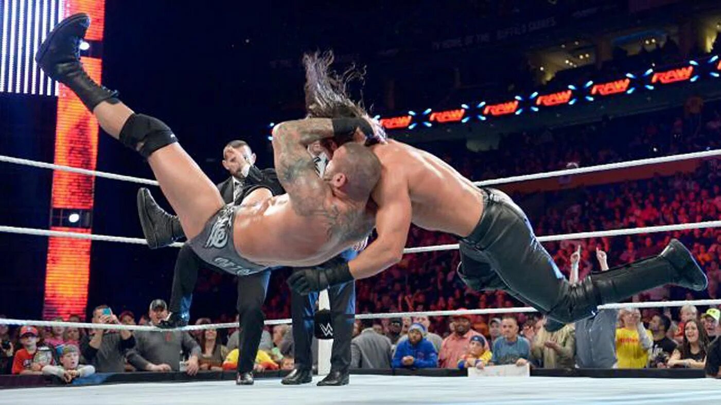 Wwe на русском от 545. Randy Orton vs Seth Rollins. RKO WWE. Randy Orton RKO WRESTLEMANIA 2022. Randy Orton RKO.