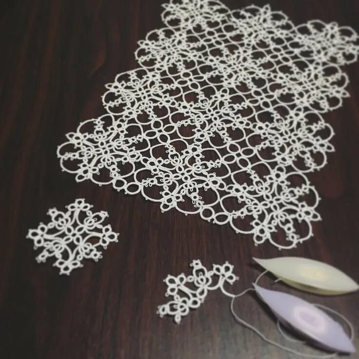 Кружево фриволите челноком. Плетение кружева челноком. Фриволите челноком воротник. Фриволите прошва. Тесьма кружево фриволите.