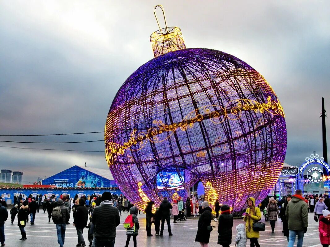 Москва шар адреса. Шар на Поклонной горе 2022. Шар на Поклонной горе в Москве. Поклонная гора шар новогодний. Самый большой шар на Поклонной горе.