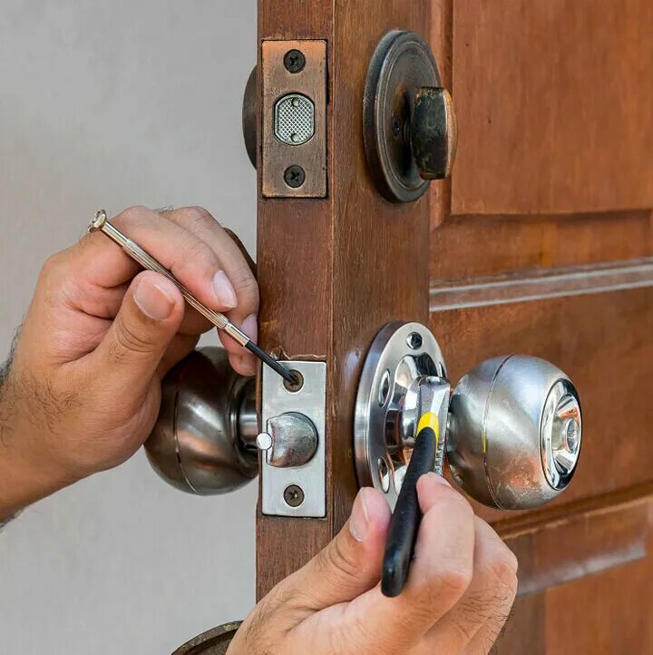 Замок бульдорс. Как открутить замок на двери. Разобрать ручку межкомнатной двери fuaro. Демонтаж дверной ручки с защелкой. Дверные ручки для межкомнатных дверей.