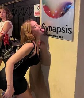 Oya Osmanağaoğlu Instagram Story Dil Çıkarma Fotosu 
