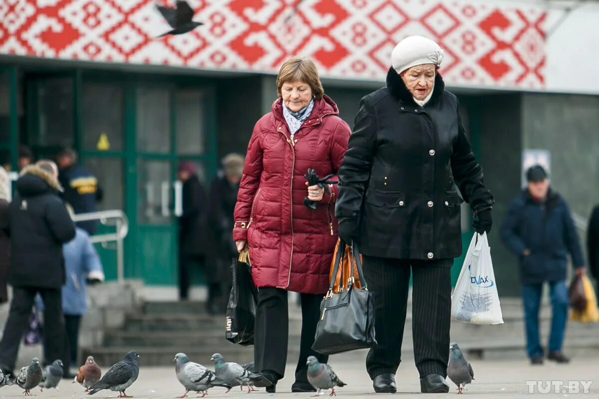 Повышение пенсии в белоруссии. Пенсионеры Беларусь. Нищета в Белоруссии. Белорусские пенсионеры. Бедность в Беларуси.