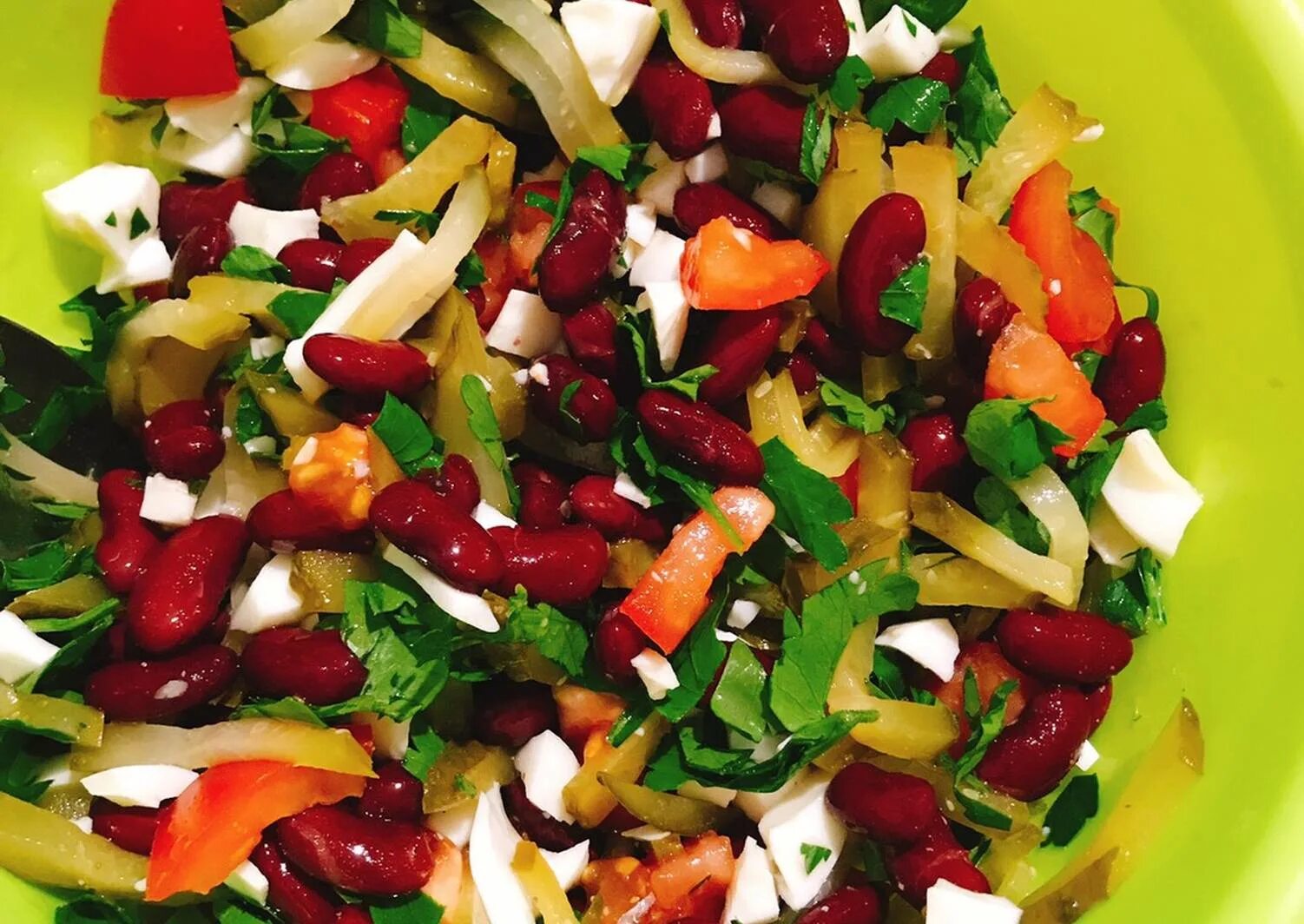 Как сделать салат с красной фасолью. Салат с красной фасолью. Салат с красным луком и фасолью. Как сделать салат с красной фасолью. Салат с фасолью красной и виноградом.