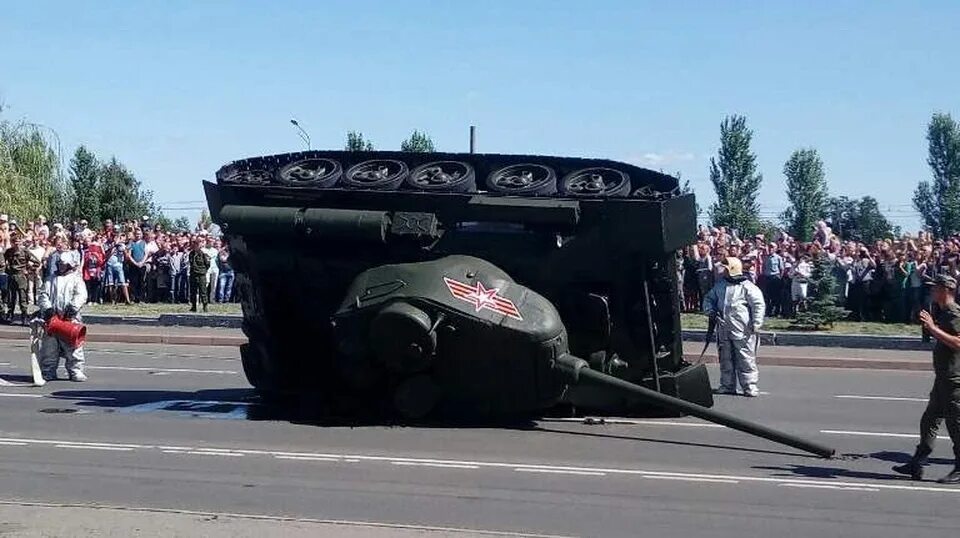 Танк курск упал. Танк курск. В курске на параде перевернулся танк. В курске на параде перевернулся танк. Курская дуга курск фестиваль.