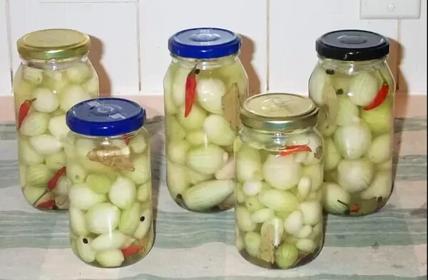 Маринованный лук в банке на зиму. Маринованный мелкий лук на зиму. Лук жемчужине. Лук консервированный в банках. Маринованный лук на зиму.