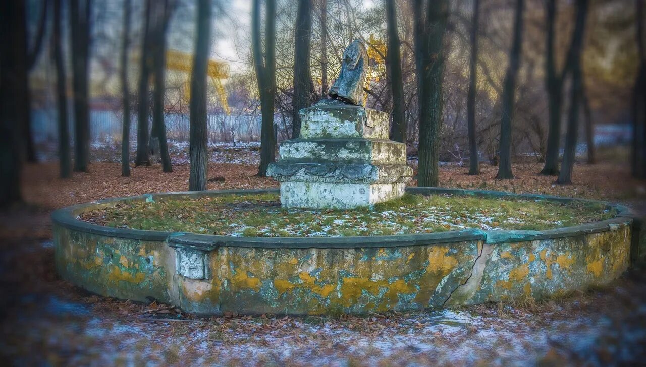 Старый фонтан. Заброшенный фонтан закамск. фонтан кувшинка стрельна. заброшенный каменный фонтан брянск. фонтан лягушки в павловске ленинградской.
