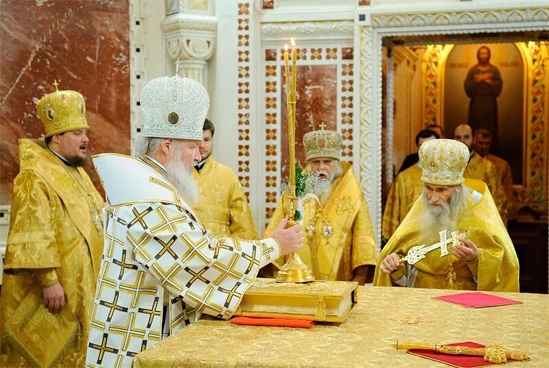 Богослужебно иерархические награды рпц. Священник рядом. Военная церковь. Священник рядом. Духовенство покровского собора красноярск.