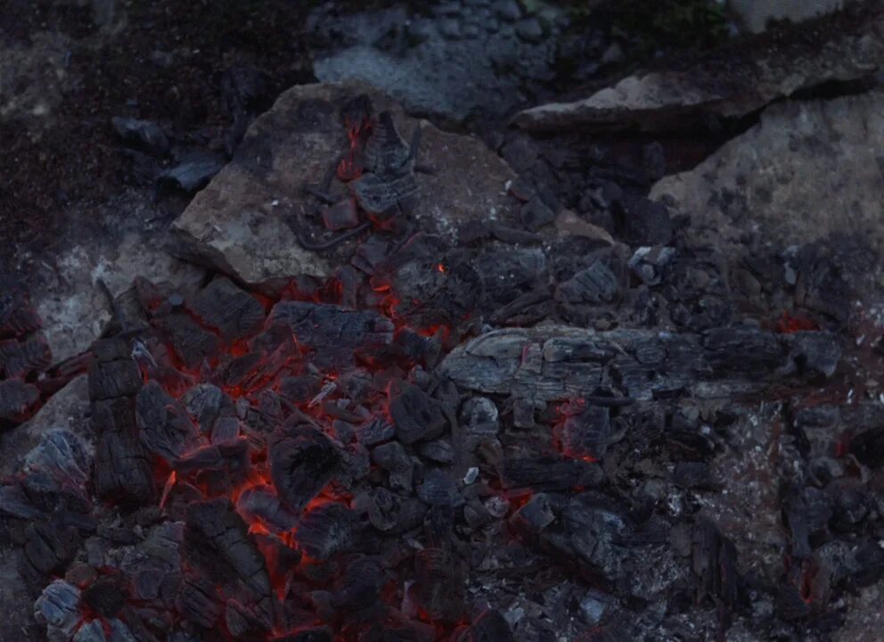 Тлеет 1. Тлеющий уголь. тлеющий пепел. пепел текстура. пепел тлеет.