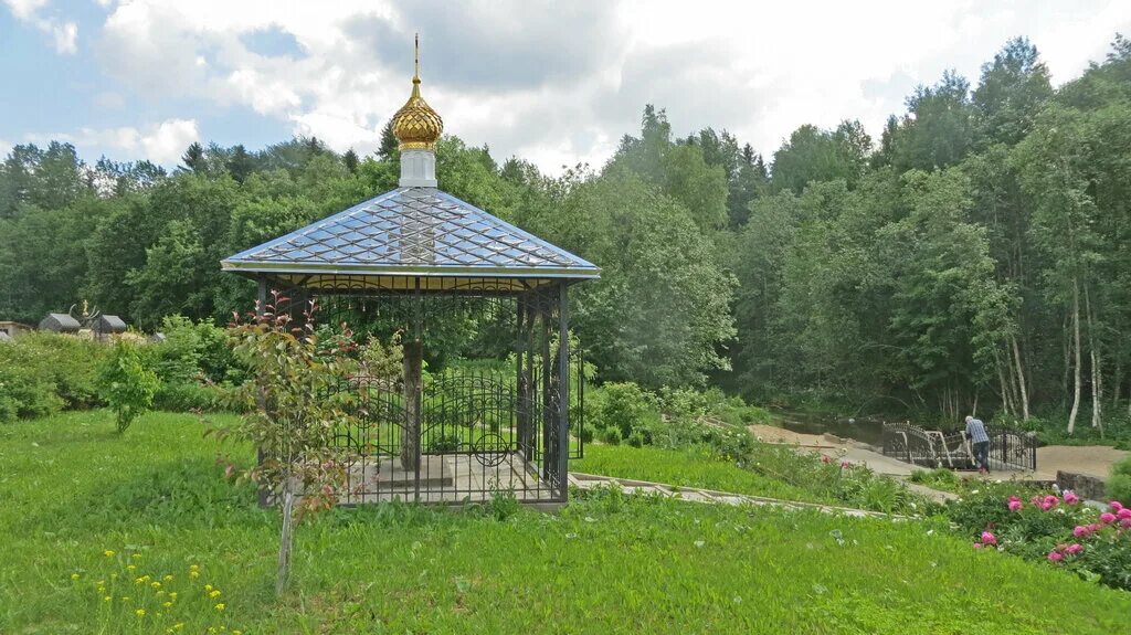 часовня святого пантелеймона в ленинградской области. деревня ульянино тихвинский район. святой источник пантелеймона целителя в ленинградской области. знахарка ленинградская область. тихвинский район часовни.