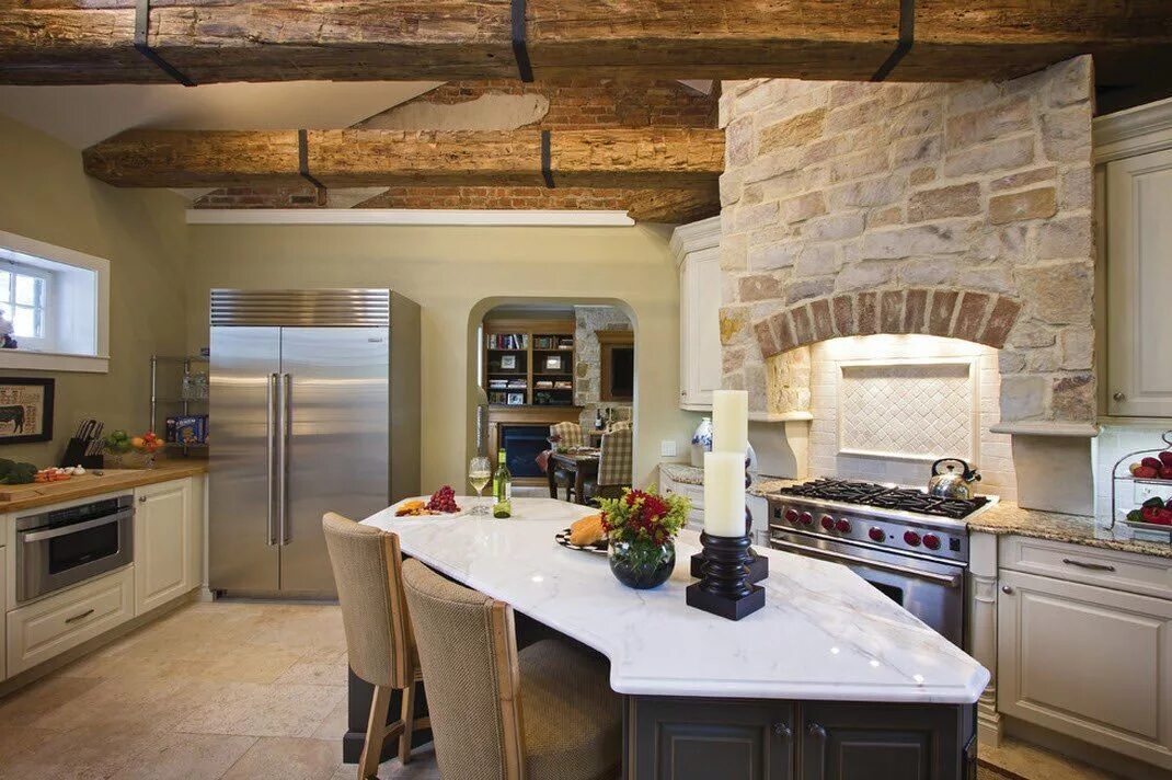 Кухня stone. Отделка кухни. Отделка кухни искусственным камнем. Кухня с камином в частном доме. Кухня в Тосканском стиле.