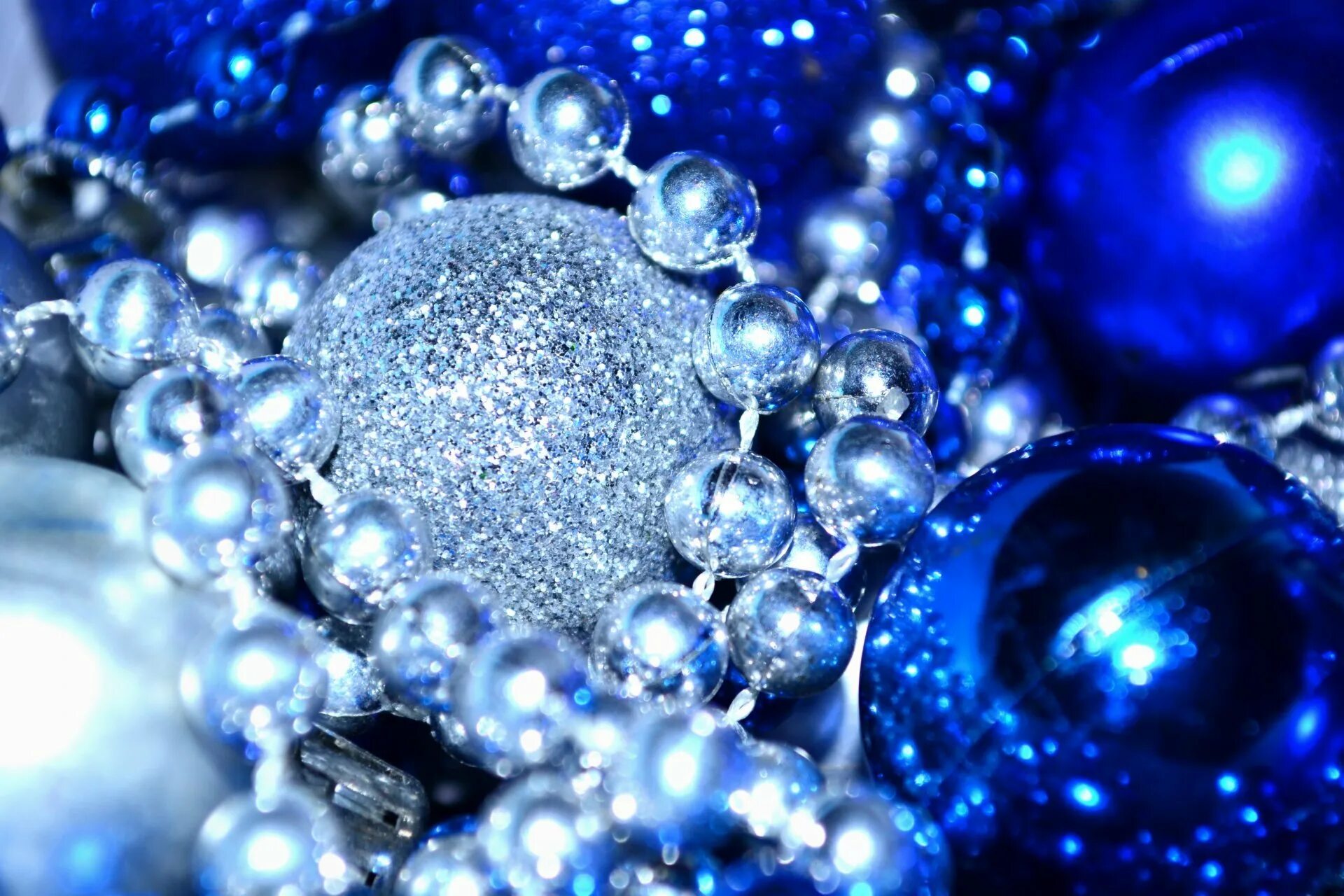 Синие новогодние шары. Новогодний фон с блестками. Новый год голубой. Синяя заставка на рабочий стол. Блестящий звонкий