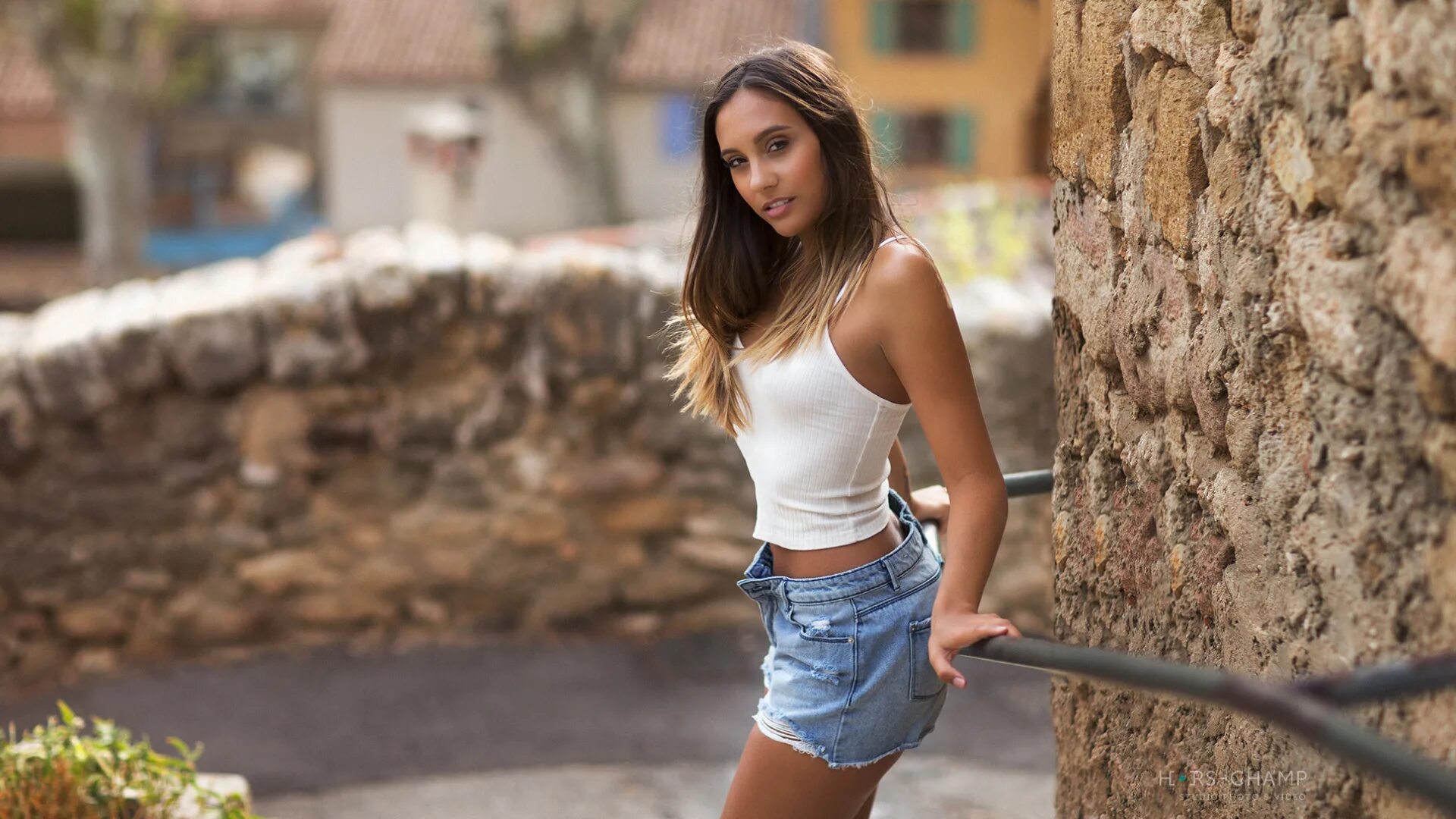 Польская модель ariadna majewska. Эрика эллисон в мини юбке. Лонг легс. Девушки в юбке шортах. Сара тесситоре.