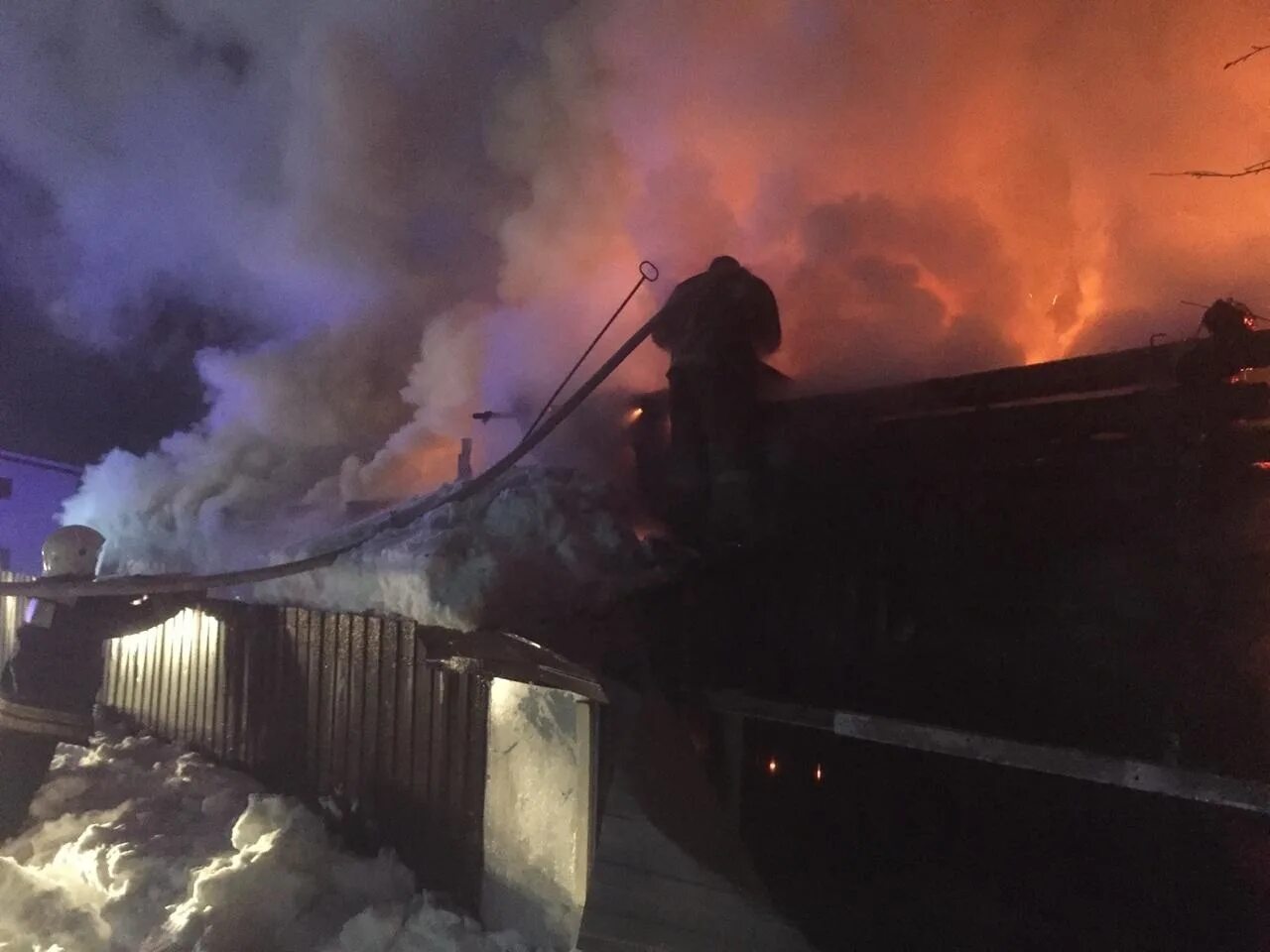 Пожар. Пожар в частном доме. Пожарные тушат дом. Пожар в Арамиле. Площадью сгорела