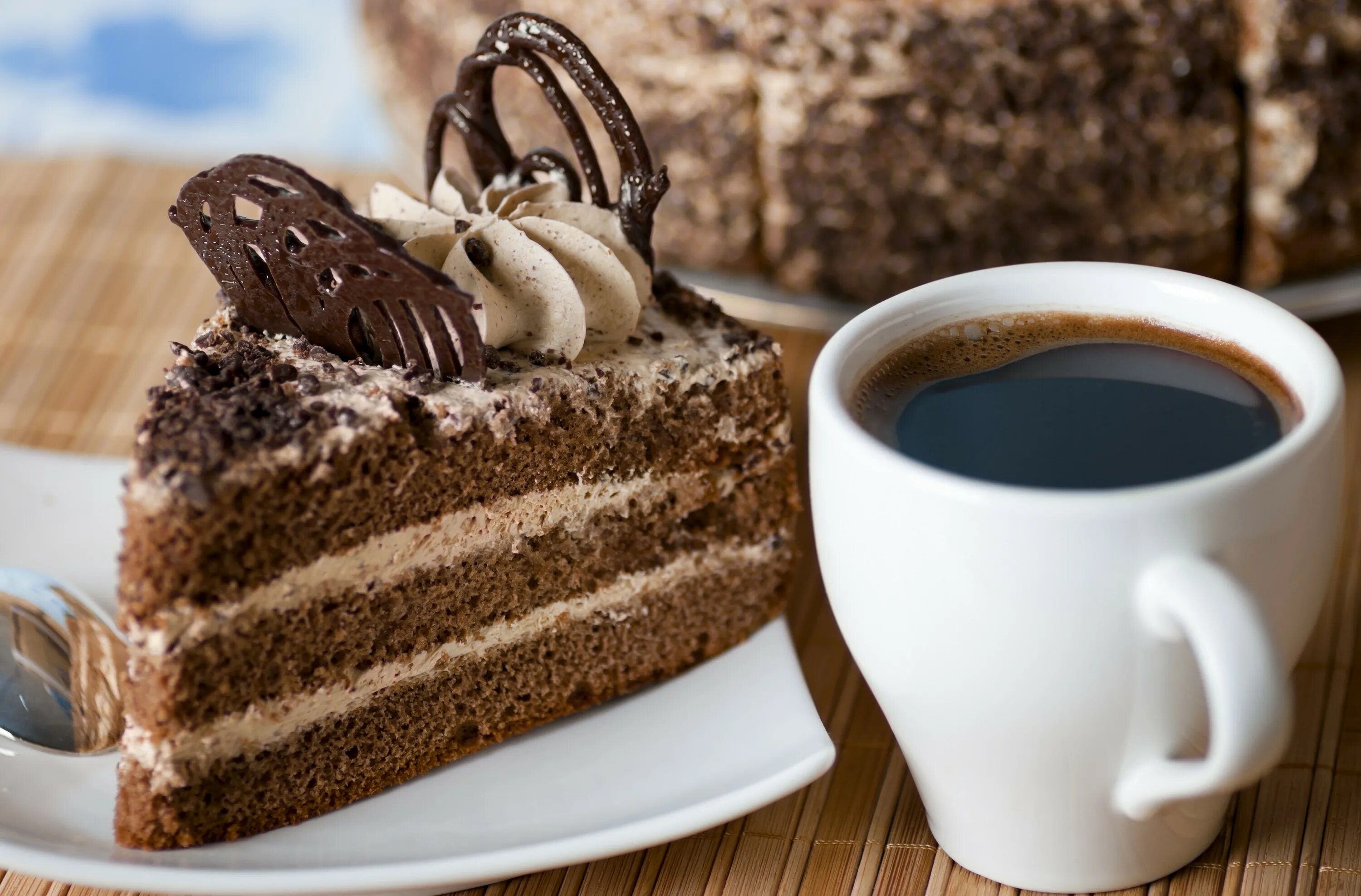 Торт балкон. Кофе с тортиком. Кофе и пирожное. Красивые пирожные и кофе. Шоколадно кофейный торт.