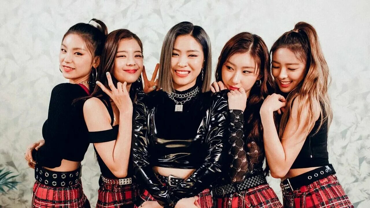 Все участницы итзи. Itzy корейская группа. k pop группа itzy. группа itzy 2025. группа itzy участницы.