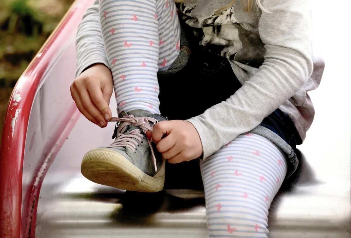 Видео где девушку завязывают. Завязывать шнурки. Ребенок завязывает шнурки. Девочка завязывает шнурки. Обувь для детей.