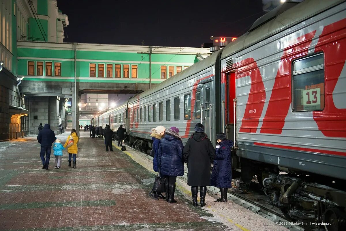 Куда приезд. Чебоксары вокзал перрон. ЖД вокзал Омск перрон. Перон ЖД вокзал Новосибирск. Владивосток Перон вкзал.