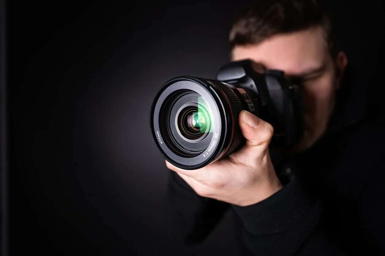 видеосъемка на белом фоне. человек с камерой. человек с камерой вместо головы. камера мен поет. человек с камерой вместо головы.