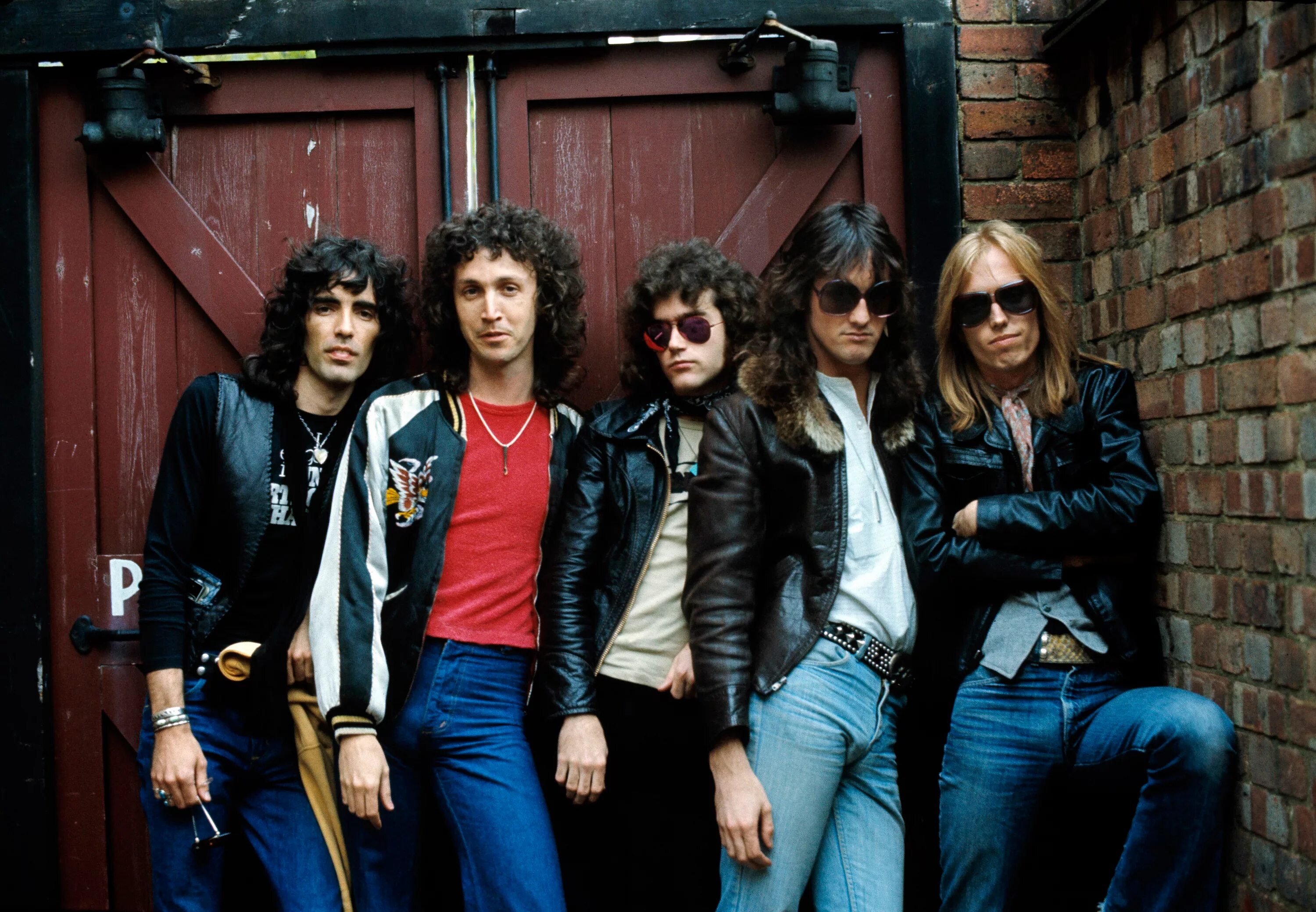 Группа motley crue сейчас. Группа the rolling stones. Элис купер рокер. Guns and roses сейчас. Рок музыкант аэросмит.